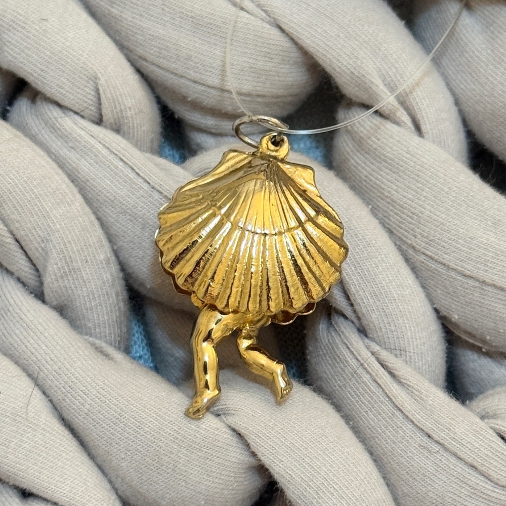 Vintage Gold Shell Pendant Necklace